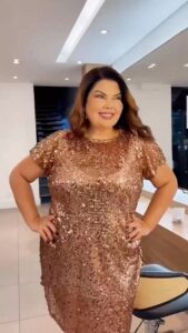 Fabiana Karla Instagram - Resolvi dar uma repaginada! 🤩 A nova idade chegou com tudo! Ai vem aquela inquietude…O Verão… E a vontade de mudar! As minhas mudanças de visual sempre acontecem através dos personagens,e aí eu tenho sempre como álibi o meu trabalho. Só que desta vez, eu quis fazer uma mudança para mim! Onde eu escolhesse um corte de cabelo que unisse praticidade, conforto e beleza. Esse é o resultado: Me libertei! Sem personagem, sendo EU! Pra mim! Por mim! Eu queria cortar mais curto, mas achei melhor ir devagarzinho. Então, mulherada, não fique refém do espelho, se acordou, olhou para o espelho e não curtiu, faça o que tiver vontade!Mude, ouse! Arrisque se! ❤️‍🔥 Obrigada @ckamura , os profissionais foram impecáveis comigo! Eu amei! ✨