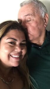 Fabiana Karla Instagram - É painho…O senhor partiu…E levou um pedaço da minha existência… Mas deixou tantas coisas boas… Deixou sua alegria, sua risada gostosa, seu humor, seu jeito amoroso ,(e ao mesmo tempo brabo👀)… Seu lado que não sabia viver sem o trabalho… Tudo o que eu reconheço em mim. obrigada por ter me apresentado “Ludugero”, Luiz Gonzaga, Dick Farney, e por sempre ter me dado a melhor parte da laranja: “A tampinha”. obrigada por ter sido o MEU PAI, do jeitinho que você conseguiu ser, e mesmo com todas suas ausências, conseguir fazer com que eu me sentisse tão amada quando me olhava com os esses olhos azuis mais lindos do mundo. E eu vou te amar para o resto da minha vida! Minha saudade será eterna, e meu amor também. O curioso é que sinto que estamos mais perto, agora do que antes. Até um dia, painho🙏🏼