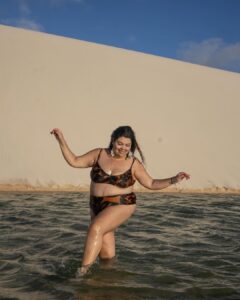 Fabiana Karla Instagram - Deixando minhas pegadas nas dunas, mergulhando na beleza das lagoas. Nos Lençóis Maranhenses, encontro a harmonia perfeita entre aventura e paz. Que lugar incrivel!! 😍 📸: @jvdsoares @oris.valdo #LençóisMaranhenses #MomentosInesquecíveis Lencois Maranhenses