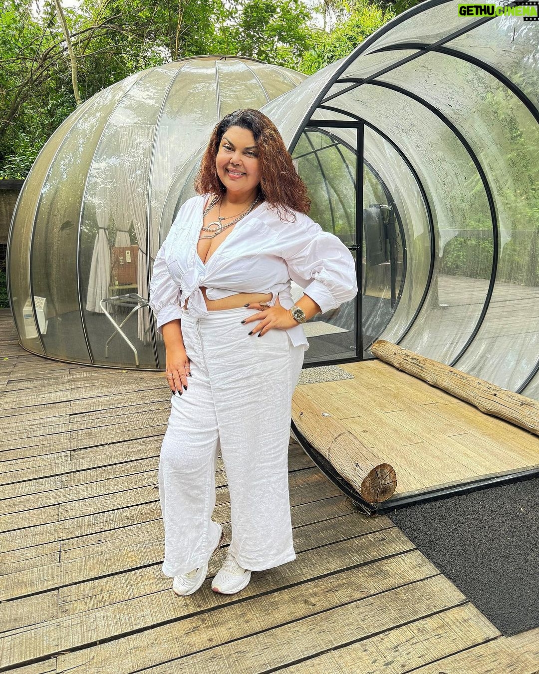 Fabiana Karla Instagram - Entrei na bolha!!! 🫧 Um refúgio no coração da natureza, um lugar onde a paz habita! 🍃Uma delícia dormir com o barulhinho da floresta e a luz dos vagalumes ✨ Mágico!✨🙏🏻💫 Obrigada meu querido @felipetitto e @cabanahome pela nossa linda estadia. Gratidão.🙏🏼 Cabana Home
