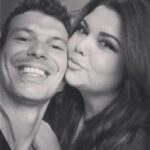 Fabiana Karla Instagram - Segura que lá vem textão! Ele é meu primo ele é meu irmão, em alguns momentos é meu pai, mas também meu filho, ele é meu amigo, meu cúmplice, nos melhores momentos e nas piores roubadas kkk confidente, terapeuta, meu advogado, meu escriba kk se bobear, várias vezes quando eu não consigo pensar, é meu cérebro, ele é a pessoa que mais sabe ler meus pensamentos , meu olhar, minha alma kkk Desde de pequenos, somos assim…Agarrados, mesmo quando nossos pais, que são irmãos, não se falavam, graças a Deus, o nosso amor rompeu essas barreiras! Transcendeu… Que coisa né? Lembrando da nossa infância, como a gente fazia questão da companhia um do outro… A gente chorava pra dormir na casa um do outro, e queria que chegasse os domingos só pra se encontrar na casa de vovó! como a gente ria juntos, e isso acontece até hoje! E acho que esse nosso amor, foi o que fez nossos pais se reconciliarem…Sim, o amor verdadeiro é poderoso, e exala, como um Perfume bom…Transforma, faz crescer, evoluir. E é esse amor que cultivamos um pelo outro, né primo?! Olha, ficaria aqui horas escrevendo sobre você e a importância que você tem na minha vida, mas acho uma ousadia, pois você é quem escreve os meus melhores roteiros, mas me atrevo a fazer essa declaração explícita, pois fui movida pelo desejo de te mostrar o quanto você é importante pra mim; e tenho certeza de que você já sabe, pois sempre que posso deixo isso muito claro! Sabe como sou, acho importante externar o que sentimos, pois além de o mundo estar estranho, onde as pessoas não conseguem ser gentis, a gente não sabe o dia de amanhã, se estaremos por aqui pra falar um “eu te amo” né? Bom, quero te desejar nessa nova idade, que você escreva um novo roteiro pra sua vida, cheio de saúde e aventuras, ficção, comédia, emoção, romance, e um draminha 😉que sempre é bom né? Kkk mas com um lindo final feliz, e um “e foram felizes para sempre”! Que esse novo capítulo da sua vida, seja lindo, e que eu possa continuar tendo um papel importante! Ai de você que não! Kk Parabéns primo! Te amo! Vamos comemorar! P.s- caprichei no texto, pra vc me perdoar pelas fotos 🫣🤣 kkkk