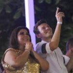 Fabiana Karla Instagram - Segura que lá vem textão! Ele é meu primo ele é meu irmão, em alguns momentos é meu pai, mas também meu filho, ele é meu amigo, meu cúmplice, nos melhores momentos e nas piores roubadas kkk confidente, terapeuta, meu advogado, meu escriba kk se bobear, várias vezes quando eu não consigo pensar, é meu cérebro, ele é a pessoa que mais sabe ler meus pensamentos , meu olhar, minha alma kkk Desde de pequenos, somos assim…Agarrados, mesmo quando nossos pais, que são irmãos, não se falavam, graças a Deus, o nosso amor rompeu essas barreiras! Transcendeu… Que coisa né? Lembrando da nossa infância, como a gente fazia questão da companhia um do outro… A gente chorava pra dormir na casa um do outro, e queria que chegasse os domingos só pra se encontrar na casa de vovó! como a gente ria juntos, e isso acontece até hoje! E acho que esse nosso amor, foi o que fez nossos pais se reconciliarem…Sim, o amor verdadeiro é poderoso, e exala, como um Perfume bom…Transforma, faz crescer, evoluir. E é esse amor que cultivamos um pelo outro, né primo?! Olha, ficaria aqui horas escrevendo sobre você e a importância que você tem na minha vida, mas acho uma ousadia, pois você é quem escreve os meus melhores roteiros, mas me atrevo a fazer essa declaração explícita, pois fui movida pelo desejo de te mostrar o quanto você é importante pra mim; e tenho certeza de que você já sabe, pois sempre que posso deixo isso muito claro! Sabe como sou, acho importante externar o que sentimos, pois além de o mundo estar estranho, onde as pessoas não conseguem ser gentis, a gente não sabe o dia de amanhã, se estaremos por aqui pra falar um “eu te amo” né? Bom, quero te desejar nessa nova idade, que você escreva um novo roteiro pra sua vida, cheio de saúde e aventuras, ficção, comédia, emoção, romance, e um draminha 😉que sempre é bom né? Kkk mas com um lindo final feliz, e um “e foram felizes para sempre”! Que esse novo capítulo da sua vida, seja lindo, e que eu possa continuar tendo um papel importante! Ai de você que não! Kk Parabéns primo! Te amo! Vamos comemorar! P.s- caprichei no texto, pra vc me perdoar pelas fotos 🫣🤣 kkkk