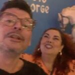 Fabiana Karla Instagram - Segura que lá vem textão! Ele é meu primo ele é meu irmão, em alguns momentos é meu pai, mas também meu filho, ele é meu amigo, meu cúmplice, nos melhores momentos e nas piores roubadas kkk confidente, terapeuta, meu advogado, meu escriba kk se bobear, várias vezes quando eu não consigo pensar, é meu cérebro, ele é a pessoa que mais sabe ler meus pensamentos , meu olhar, minha alma kkk Desde de pequenos, somos assim…Agarrados, mesmo quando nossos pais, que são irmãos, não se falavam, graças a Deus, o nosso amor rompeu essas barreiras! Transcendeu… Que coisa né? Lembrando da nossa infância, como a gente fazia questão da companhia um do outro… A gente chorava pra dormir na casa um do outro, e queria que chegasse os domingos só pra se encontrar na casa de vovó! como a gente ria juntos, e isso acontece até hoje! E acho que esse nosso amor, foi o que fez nossos pais se reconciliarem…Sim, o amor verdadeiro é poderoso, e exala, como um Perfume bom…Transforma, faz crescer, evoluir. E é esse amor que cultivamos um pelo outro, né primo?! Olha, ficaria aqui horas escrevendo sobre você e a importância que você tem na minha vida, mas acho uma ousadia, pois você é quem escreve os meus melhores roteiros, mas me atrevo a fazer essa declaração explícita, pois fui movida pelo desejo de te mostrar o quanto você é importante pra mim; e tenho certeza de que você já sabe, pois sempre que posso deixo isso muito claro! Sabe como sou, acho importante externar o que sentimos, pois além de o mundo estar estranho, onde as pessoas não conseguem ser gentis, a gente não sabe o dia de amanhã, se estaremos por aqui pra falar um “eu te amo” né? Bom, quero te desejar nessa nova idade, que você escreva um novo roteiro pra sua vida, cheio de saúde e aventuras, ficção, comédia, emoção, romance, e um draminha 😉que sempre é bom né? Kkk mas com um lindo final feliz, e um “e foram felizes para sempre”! Que esse novo capítulo da sua vida, seja lindo, e que eu possa continuar tendo um papel importante! Ai de você que não! Kk Parabéns primo! Te amo! Vamos comemorar! P.s- caprichei no texto, pra vc me perdoar pelas fotos 🫣🤣 kkkk