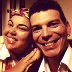 Fabiana Karla Instagram - Segura que lá vem textão! Ele é meu primo ele é meu irmão, em alguns momentos é meu pai, mas também meu filho, ele é meu amigo, meu cúmplice, nos melhores momentos e nas piores roubadas kkk confidente, terapeuta, meu advogado, meu escriba kk se bobear, várias vezes quando eu não consigo pensar, é meu cérebro, ele é a pessoa que mais sabe ler meus pensamentos , meu olhar, minha alma kkk Desde de pequenos, somos assim…Agarrados, mesmo quando nossos pais, que são irmãos, não se falavam, graças a Deus, o nosso amor rompeu essas barreiras! Transcendeu… Que coisa né? Lembrando da nossa infância, como a gente fazia questão da companhia um do outro… A gente chorava pra dormir na casa um do outro, e queria que chegasse os domingos só pra se encontrar na casa de vovó! como a gente ria juntos, e isso acontece até hoje! E acho que esse nosso amor, foi o que fez nossos pais se reconciliarem…Sim, o amor verdadeiro é poderoso, e exala, como um Perfume bom…Transforma, faz crescer, evoluir. E é esse amor que cultivamos um pelo outro, né primo?! Olha, ficaria aqui horas escrevendo sobre você e a importância que você tem na minha vida, mas acho uma ousadia, pois você é quem escreve os meus melhores roteiros, mas me atrevo a fazer essa declaração explícita, pois fui movida pelo desejo de te mostrar o quanto você é importante pra mim; e tenho certeza de que você já sabe, pois sempre que posso deixo isso muito claro! Sabe como sou, acho importante externar o que sentimos, pois além de o mundo estar estranho, onde as pessoas não conseguem ser gentis, a gente não sabe o dia de amanhã, se estaremos por aqui pra falar um “eu te amo” né? Bom, quero te desejar nessa nova idade, que você escreva um novo roteiro pra sua vida, cheio de saúde e aventuras, ficção, comédia, emoção, romance, e um draminha 😉que sempre é bom né? Kkk mas com um lindo final feliz, e um “e foram felizes para sempre”! Que esse novo capítulo da sua vida, seja lindo, e que eu possa continuar tendo um papel importante! Ai de você que não! Kk Parabéns primo! Te amo! Vamos comemorar! P.s- caprichei no texto, pra vc me perdoar pelas fotos 🫣🤣 kkkk