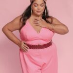 Fabiana Karla Instagram - Outubro Rosa: Um Alerta e Apoio às Mulheres na Luta Contra o Câncer de Mama. 🌷 O mês de outubro não é apenas um capítulo no calendário, mas um período de conscientização crucial, onde a cor rosa se torna um símbolo de esperança e mobilização na luta contra o câncer de mama. Neste Outubro Rosa, queremos destacar não apenas a importância da prevenção, mas também enviar um alerta para todas as mulheres, pois a prevenção e a detecção precoce são os nossos melhores aliados. Mulheres de todas as idades, origens e histórias de vida, estejam próximas ou distantes, todas enfrentam a possibilidade de serem tocadas por essa doença. É por isso que devemos permanecer unidas, apoiando aquelas que enfrentam essa batalha e incentivando as que ainda não deram os passos necessários em direção à sua própria saúde. Um agradecimento especial ao incrível @drfernandomaluf , nosso parceiro nessa causa. Juntos somos mais fortes! 🩷 . . #outubrorosa #prevencaoaocancerdemama