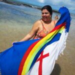 Fabiana Karla Instagram - Somos a força de um povo que não cansa de lutar Somos a voz com sotaque, somos o nosso lugar Somos o sol na cabeça Somos Maria, José Somos tradição, futuro, coragem, vontade e fé Somos quem queremos ser: criativos, misturados Somos parte de um todo, todos somos arretados E quando estamos ausentes, vivendo em outra cidade, nos tornamos nordestinos feitos de pura saudade Somos feitos de cultura Somos feitos de sabores Somos feitos de orgulho Somos feitos de amores, amores por essa terra e um orgulho da peste de ter sido feito aqui, com o sabor do Nordeste - Bráulio Bessa (@brauliobessa ) 🌵