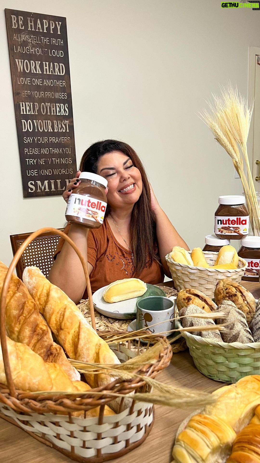Fabiana Karla Instagram - Bom dia, pessoal!! 🤩 Meu café da manhã só é completo quando tem pão com Nutella®️, deixa tudo mais gostoso! ❤️ No dia 16 de outubro, é celebrado o Dia Mundial do Pão e eu não poderia deixar de comemorar, né?!🥖🍞 Vamos comemorar juntos, tomando um café da manhã delicioso com pães fresquinhos e é claro Nutella®️! Me conta nos comentários, qual é o seu pãozinho favorito para se deliciar com Nutella®️? 🍞😋 #NutellaAmaPao @NutellaBR #Publi NUTELLA®️ uma marca de propriedade da Ferrero S.p.A
