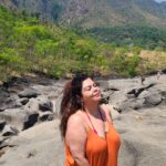 Fabiana Karla Instagram - “Se eu for abduzida não é sequestro é resgate” kkk A chapada me encantou e me abduziu !!! 👽 ✨ A cada passo, aqui o tempo para e a natureza fala dentro da alma…✨ . . . . #chapada #natureza #valedalua #goiás Alto Paraíso - Chapada Dos Veadeiros