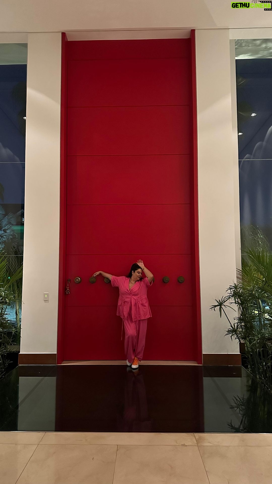 Fabiana Karla Instagram - Reposte positivamente para atrair o que deseja. Bom Domingo ✨ . . . . #leidaatracao #portasabertas