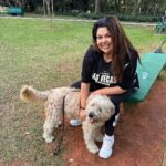 Fabiana Karla Instagram - Eu e um doguinho lindo estamos passando para te desejar um bom Domingo! 🥰 Quem mais ama um 🐶? . . . . #dogs #love #domingou