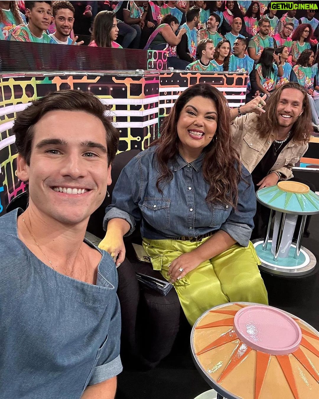 Fabiana Karla Instagram - Hoje, Domingo, uma boa pedida é “Pipoca “ 🍿 Mas não qualquer pipoca, pipoca de Mainha, #pipocadaivete 🤩 Logo após o Temperatura Máxima, às 14:10, estarei no Pipoca com Veveta! 🤩 Vocês não podem perder, se preparem, porque foi massa! Eu e meus queridos @vitorkley e @nicolasprattes esperamos vocês! 🤩 #PipocaDaIvete #ivete #Diversão 📸: Globo/Léo Rosario