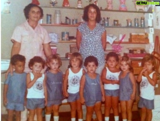 Fabiana Karla Instagram - Olho pra essa foto e passa na minha mente todos os professores que tive ao longo da vida e como eles foram importantes para que eu me tornasse a pessoa que sou. “Aprender é complemento da formação do sujeito como humano” - Paulo Freire Toda minha gratidão e admiração por todos os mestres deste país, que se esforçam tanto para sustentar os pilares da educação. 📚 Parabéns para minhas amigas professoras, para minha mãe e minha filha @biaro7.wanderlust por também serem parte das professoras que eu admiro! ❤️ #felizdiadosprofessores