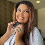 Fabiana Karla Instagram – Oii pessoal! 🤩
Hoje quero compartilhar algo especial com vocês, uma campanha que vai deixar vocês sorrido à toa! Estou falando da #ClicaeVai da @invisalignbrasil
O meu sorriso é uma parte essencial da minha imagem e isso faz parte do meu trabalho, e na minha jornada com Invisalign, percebi como a saúde do meu sorriso me deu ainda mais confiança.
Sei que muitos de vocês me acompanham por causa das minhas aventuras nos palcos e nas telas, e recebo muitos elogios pelo meu sorriso 😁 mas tenho que dar os créditos para minha dentista @dra.flaviacristine e para Invisalign que me permitiu continuar a espalhar o riso e humor pelo mundo!
Conheçam @invisalignbrasil e saiam espalhando um sorriso saudável por aí!