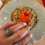 Fabiana Karla Instagram – Saí de casa para gravar a 2ª temporada de @_rensgahits em Goiânia e fui surpreendida por esse mergulho de emoções, sabores, e todas as forças da natureza ao mesmo tempo… Fui abduzida pelas belezas do “Goiás”! 🌿✨
Não poderia deixar de dividir com vocês!
Um agradecimento especial ao querido @diegogiallanza que me ajudou para que minha experiência fosse mais que especial. 🥰
Um verdadeiro refúgio para minha alma.
A conexão com a natureza nutriu meu espírito, expandiu minha mente e me fez repensar alguns momentos da minha vida. E isso é lindo!
Acredito na evolução sempre, porque faz parte do nosso crescimento pessoal. ✨
Minha profissão me leva a lugares inesperados, transformadores e me presenteia com experiências incríveis e inesquecíveis.
Gratidão 🙏🏼
.
.
.
.
.
.
#ChapadaMágica #Natureza #TrabalhoEMagia #tbt #photodump #chapadadosveadeiros Alto Paraíso – Chapada Dos Veadeiros