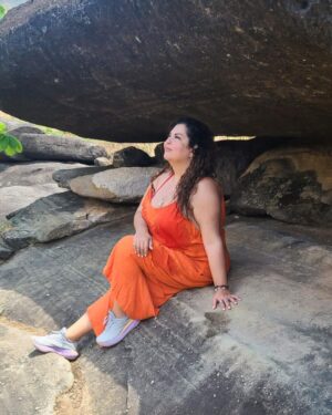 Fabiana Karla Instagram - “Se eu for abduzida não é sequestro é resgate” kkk
A chapada me encantou e me abduziu !!! 👽 ✨
A  cada passo, aqui o tempo para e a natureza fala dentro da alma…✨
.
.
.
.
#chapada #natureza  #valedalua  #goiás