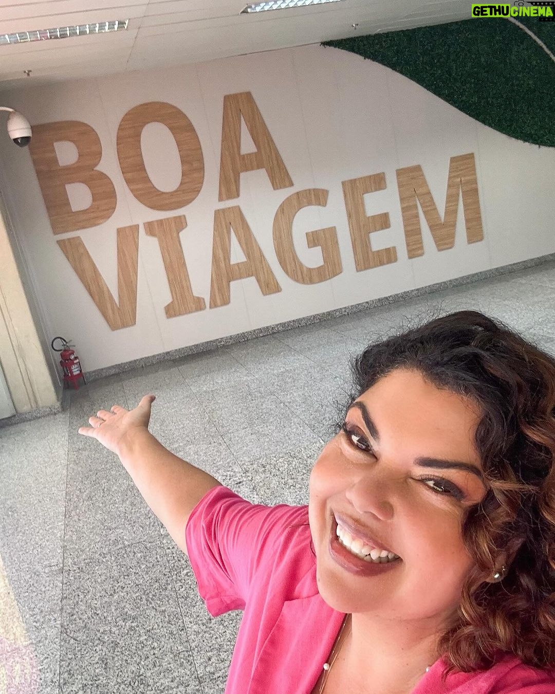 Fabiana Karla Instagram - Um tbt de uma das minhas idas para o aeroporto! ✈️ E você, se fosse sair de férias hoje, qual seria o seu destino? 🏖️❄️🌋🏂