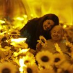 Fabiana Karla Instagram - Hoje é o ANIVERSÁRIO da flor mais linda do jardim do meu coração ☝️🫶: Minha avó Zulmira.🌻 E não adianta minha mãe ficar com ciúmes porque ela sabe como a mãe dela é apaixonante. Eu dei a ela o título de avó, sendo eu a primeira neta, e ela me ensina até hoje tanta coisa…É tão sábia, 🦉 tão cheia de saúde e força…Tão inspiradora…E a cada ano, quando chega o aniversário dela, o presente 🎁 é sempre nosso por tê-la por perto e poder desfrutar de suas histórias, de suas risadas, da sua companhia. Voinha, eu te amo tanto…E meu orgulho é saber que reconheço tantas coisas suas em mim…Ah ficaria aqui horas falando…Mas quis postar essa foto que traduz muito a nossa energia ✨juntas. Que sorte a minha poder te dar parabéns pelos seus 97 anos tão bem vividos! E que bom que eu herdei esse 🧬 DNA 😂🙏🏼 Todos os vivas pra você vovó!🥂🙏🏼 Dentro Do Meu Coração