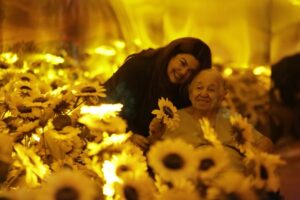 Fabiana Karla Instagram - Hoje é o ANIVERSÁRIO da flor mais linda do jardim do meu coração ☝️🫶: Minha avó Zulmira.🌻 E não adianta minha mãe ficar com ciúmes porque ela sabe como a mãe dela é apaixonante.
Eu dei a ela o título de avó, sendo eu a primeira neta, e ela me ensina até hoje tanta coisa…É tão sábia, 🦉 tão cheia de saúde e força…Tão inspiradora…E a cada ano, quando chega o aniversário dela, o presente 🎁 é sempre nosso por tê-la por perto e poder desfrutar de suas histórias, de suas risadas, da sua companhia.
Voinha, eu te amo tanto…E meu orgulho é saber que reconheço tantas coisas suas em mim…Ah ficaria aqui horas falando…Mas quis postar essa foto que traduz muito a nossa energia ✨juntas.
Que sorte a minha poder te dar parabéns pelos seus 97 anos tão bem vividos! E que bom que eu herdei esse 🧬 DNA 😂🙏🏼 Todos os vivas pra você vovó!🥂🙏🏼