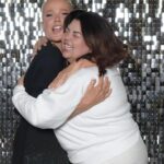 Fabiana Karla Instagram - Eu e minha amiguinha Xuxa!!🤟🏼💜 @xuxameneghel É tanto amor, que a gente esquece da foto e fica se apertando, dando risada,se abraçando e trocando energia de verdade. ✨Ainda bem que Bladinho já sabe e consegue fazer o registro 🤣 Te amo Xu! Mais um ano juntas!✨🙏🏼 Fotos: @bladmeneghel @naviodaxuxa @promoacaooficial