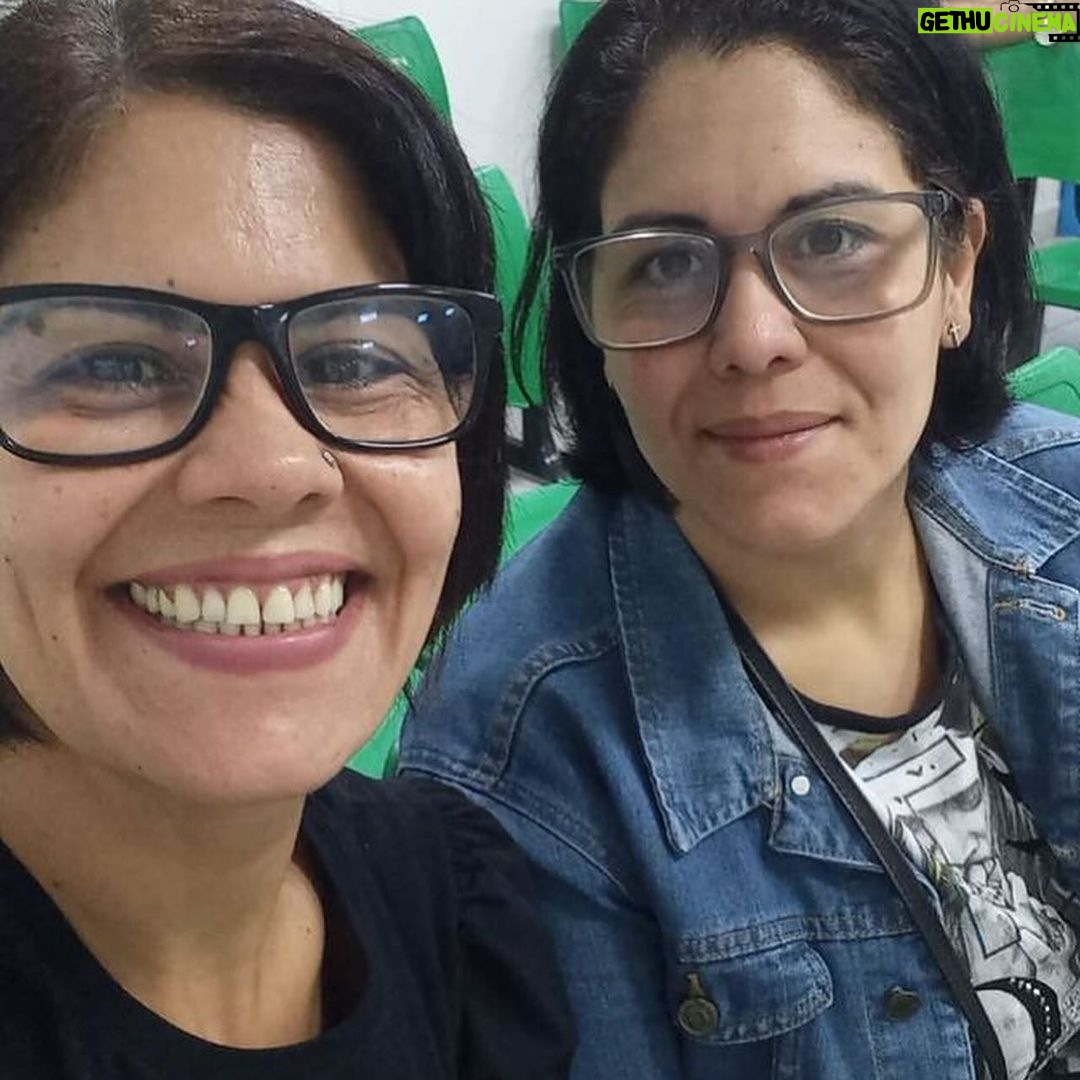 Fabiana Karla Instagram - E hoje é o dia delas!!! Que vocês continuem sendo alegres, cheias de saúde e que saibam que a gente ama vocês em dobro! 🫶🥂🎁✨ Viva Renata e Roberta!!! Feliz Niver! #gemeas