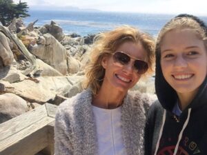 Faith Hill Instagram - Happy Birthday to our Maggie!!!!!!
22 years old today💃🏼💃🏼💃🏼💃🏼

A throwback photo from our cross country road trip 4 1/2 years ago.

I love you my sweet❤️❤️❤️❤️
