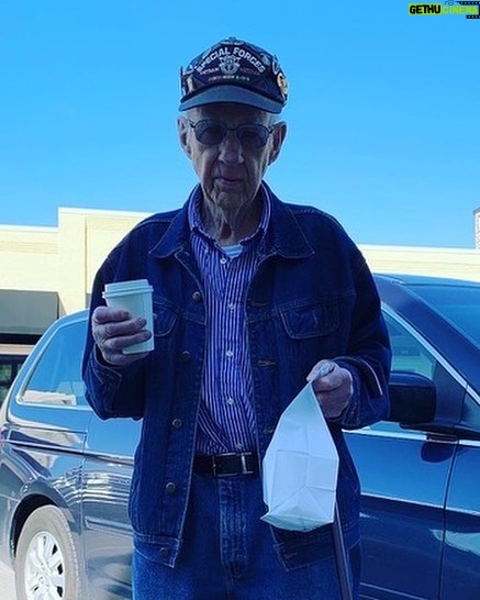 Faith Hill Instagram - Today as we honor those who have fought for us and their families who support them, I wanted to share this photo of a Green Beret veteran who was a paratrooper in the Army.  He frequents one of my favorite coffee shops here and it got me thinking…how great would it be if we took the time to sit down with our veterans, visit and thank them for their service.  And what better place than a coffee shop!  Thank you to all who have served and all who are serving.  God bless you.  #VeteransDay @coffeeandcoconutsberryfarms