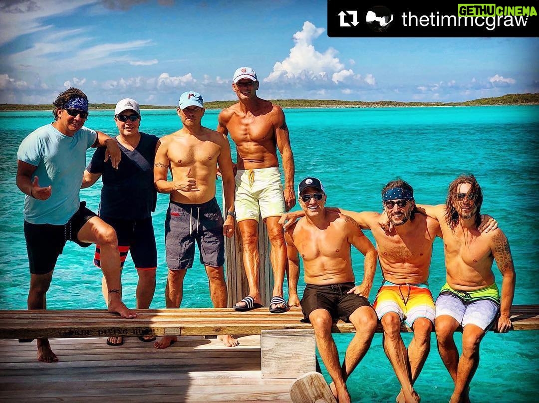 Faith Hill - 35.3K Likes - My goodness, the water!!!!🤭🤭😊