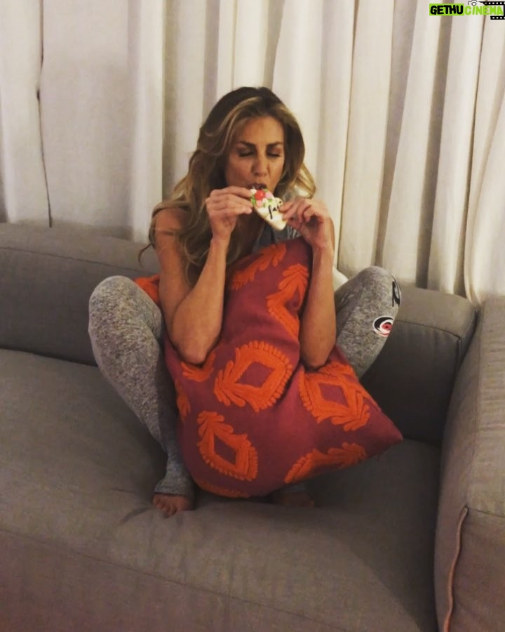 Faith Hill Instagram - A little pre-show snack before going on stage in Salt Lake City thanks to @thecookiebank!!! Delta Center