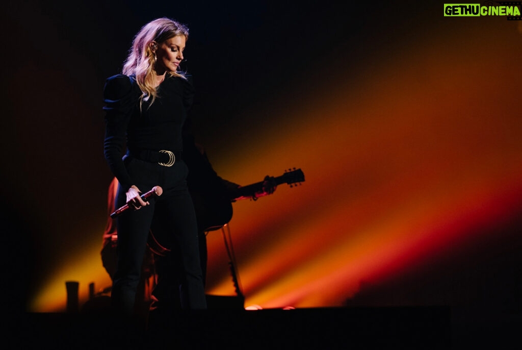 Faith Hill Instagram - Last night in Hamilton, Ontario. Just a couple of hours before we take the stage in London, Ontario!!!!! Thanks Canada!!!!! #soul2soul London, Ontario