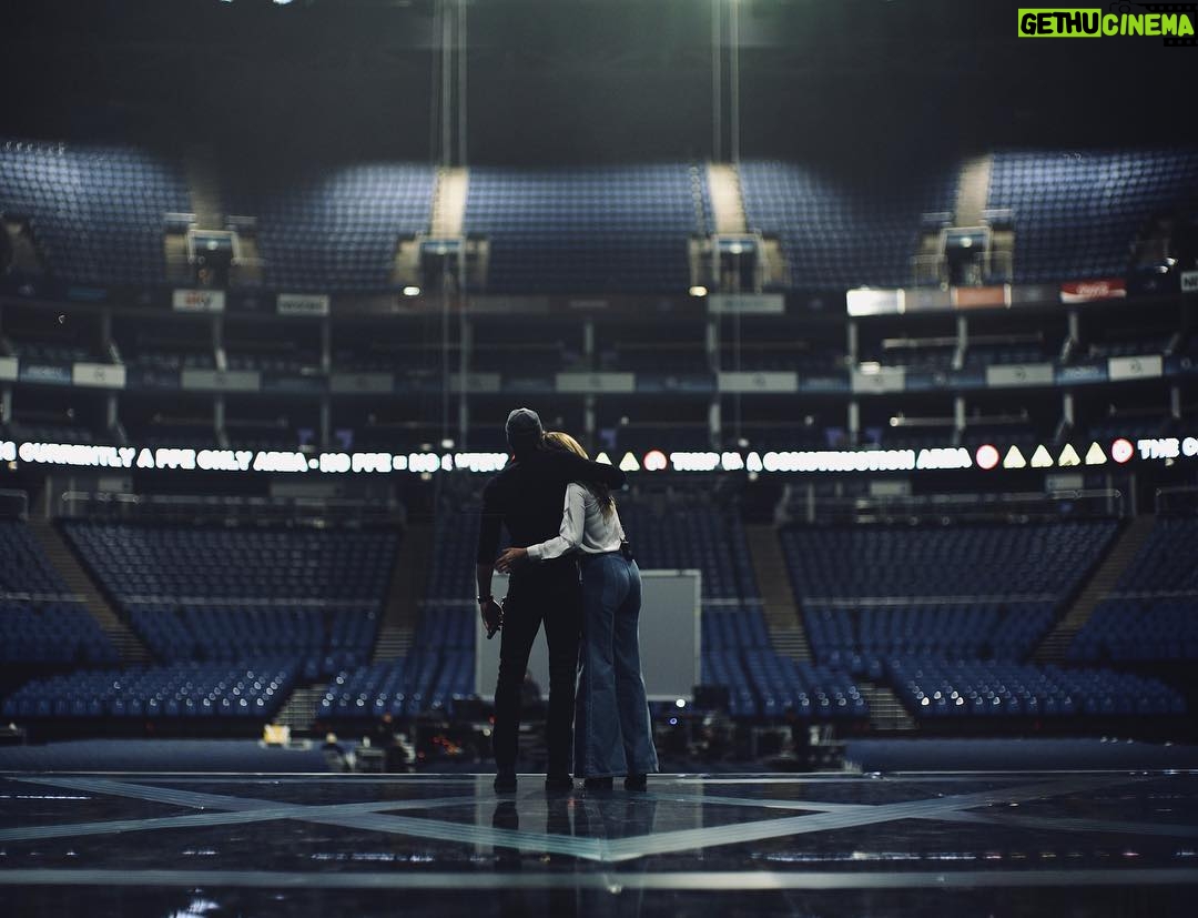 Faith Hill Instagram - Tonight at the O2. #C2C2018 O2 Arena London