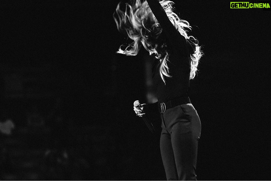 Faith Hill Instagram - Last night in Hamilton, Ontario. Just a couple of hours before we take the stage in London, Ontario!!!!! Thanks Canada!!!!! #soul2soul London, Ontario