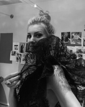 Faith Hill Instagram - Hello Dahhhling... #cmaawards