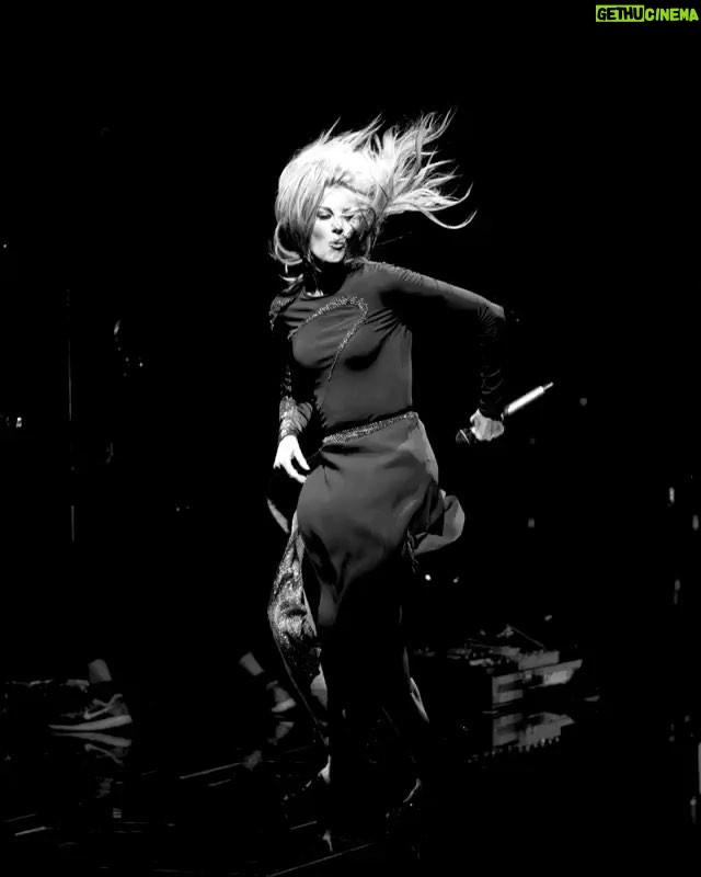 Faith Hill Instagram - Heading into the weekend like... #soul2soul Kia Center