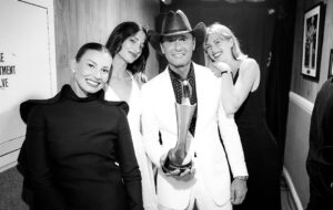 Faith Hill Instagram - What a week it’s been…. Grateful for the support from all of you and my amazing family! Love this photo from the #ACMhonors Wednesday night in Nashville @acmawards (we sure missed our Gracie!).