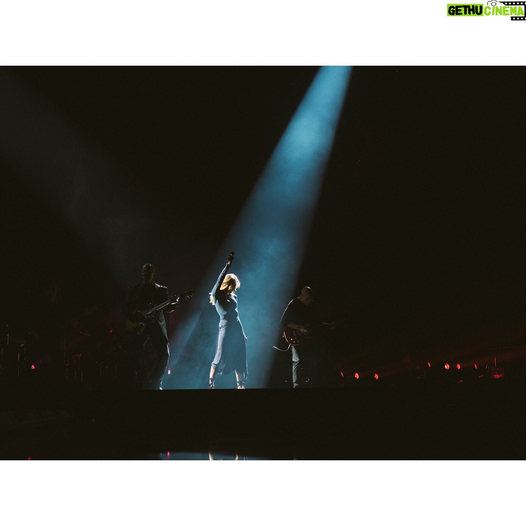 Faith Hill Instagram - St.Paul night 1. #soul2soul Xcel Energy Center