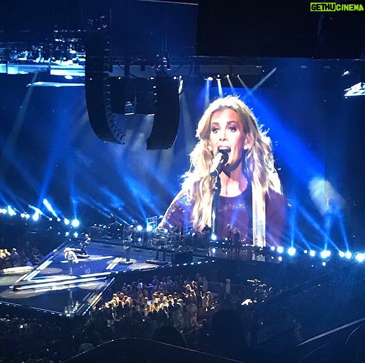 Faith Hill Instagram - Thank you Philly and thanks for the shot, @galiegirl_70! #soul2soul Wells Fargo Center