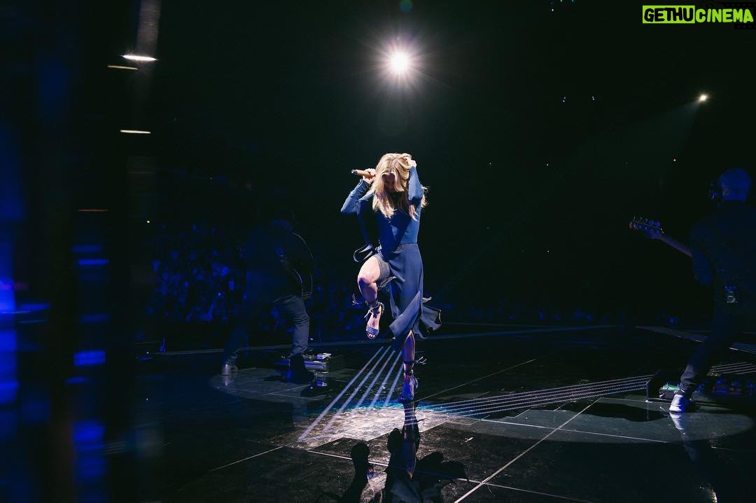 Faith Hill Instagram - Cleveland Rocked! See you tonight Philly. #soul2soul