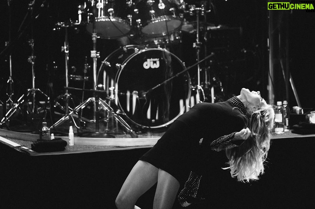 Faith Hill Instagram - I want to thank everybody for all the well wishes these past few days. I am feeling so much better and can't wait to see you all tonight. Ready to ROCK Nashville!!!! #soul2soul Bridgestone Arena