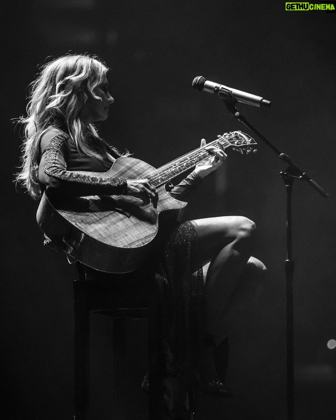 Faith Hill Instagram - Thank you Vegas! Hello, LA. #Soul2Soul T-Mobile Arena