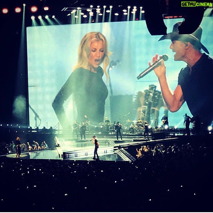 Faith Hill Instagram - Thank you, Boston! Great shot 📷: @amysamerica #soul2soul TD Garden