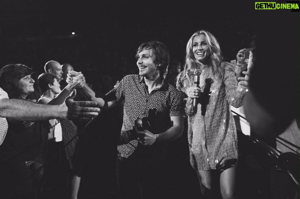 Faith Hill Instagram - A true music lover and fellow Mississippian!!!! Thanks for joining us on our last Canadian show in Toronto! #soul2soul • @charlieworsham Scotiabank Arena