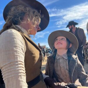 Faith Hill Instagram - ❤️❤️❤️

#Repost @audie.rick.official 
Love this mama so much, miss ya big @faithhill 😘❤

New episode of @1883official out this Sunday on @paramountplus 🤘🤠
📸: @greg_moon_mufilmartist