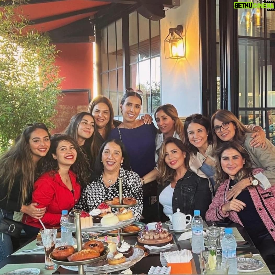 Fatima Khair Instagram - Les retrouvailles❤ joyeux anniversaire hayat @hayatjabrane @samia_akariou @fatimazahralaaroussi @kalila_bounaylat @hamaka_officiel @goal_events @lyoombakery