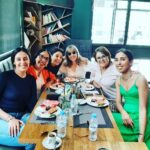 Fatima Khair Instagram - الله يجمعنا دائما على الخير والمحبة ❤@khadijaassadofficiel @hayatjabrane @samia_akariou @hamaka_officiel @fadoua.taleb @fiftiesbouskoura Fifties Urban Kitchen
