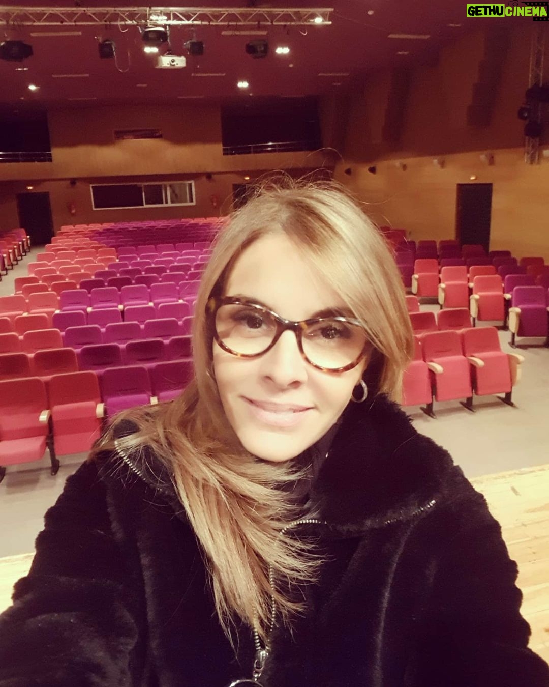 Fatima Khair Instagram - دائما الرجوع إلى القاعدة والمسرح هو القاعدة الأساسية للممثل لشحن بطارية الإحساس والأداء جمعة مباركة على الجميع يارب