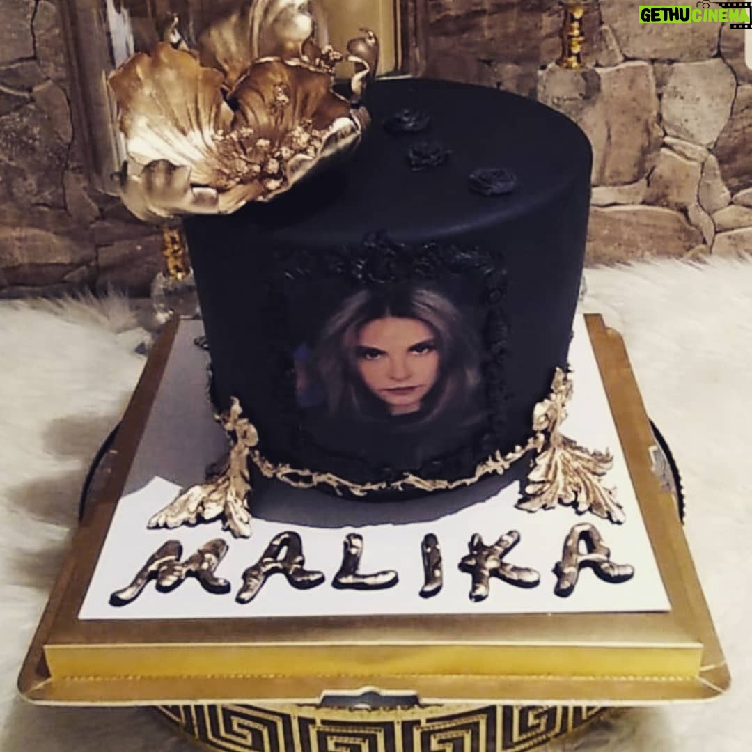 Fatima Khair Instagram - Merci beaucoup zineb pour ta visite hier sur le plateau de tournage et merci milles fois pour le gâteau ❤@fatimakhair_rachidelouali_fans