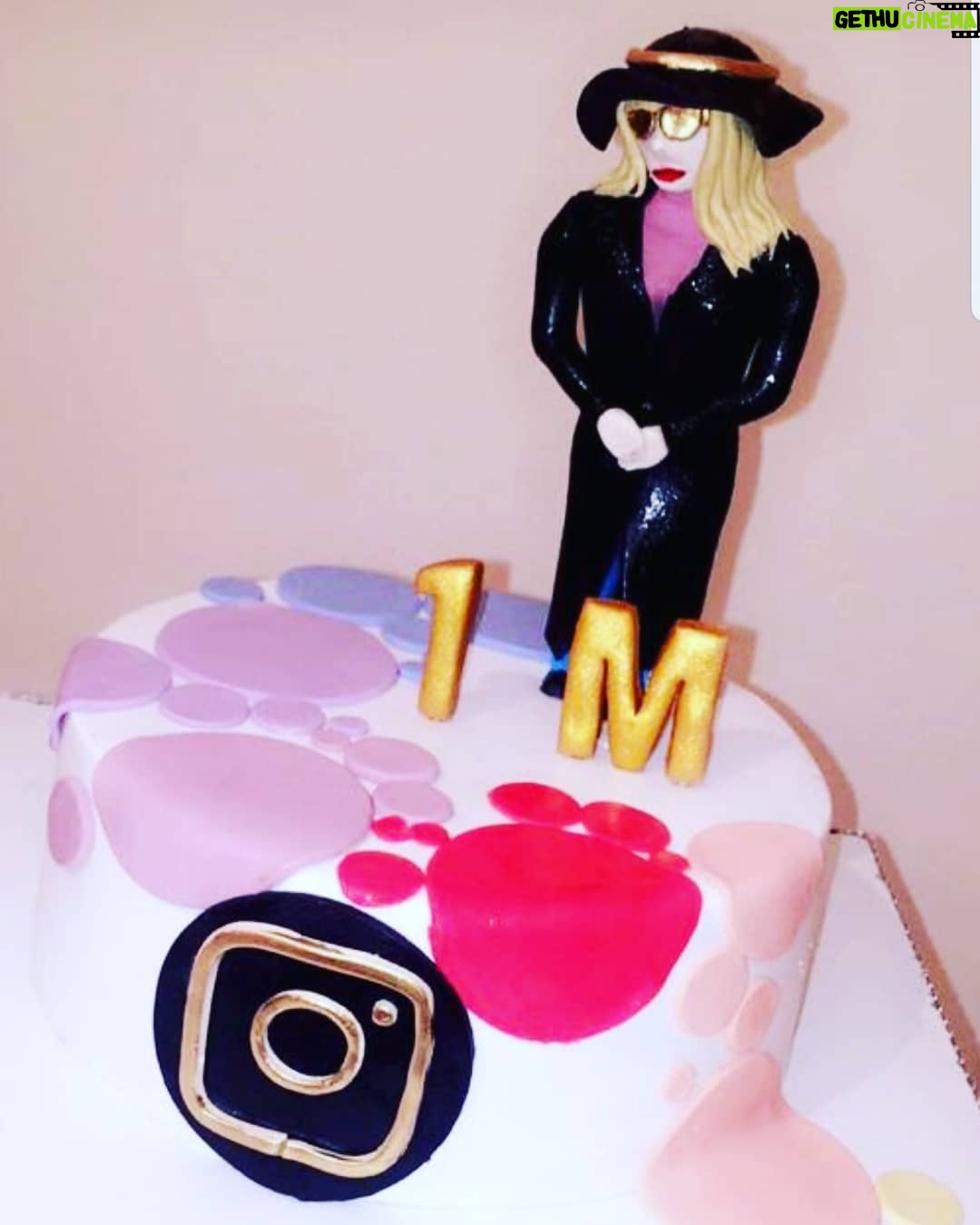 Fatima Khair Instagram - Un grand merci pour insaf et souad pour cette belle surprise je suis vraiment émue et merci à toute la famille khair fans vous êtes juste magnifiques je vous aime ❤