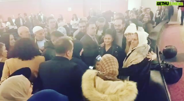 Fatima Khair Instagram - من أقوى و أجمل اللحظات خلال جولتنا الأوروبية هي أخد صور مع الجمهور عند نهاية كل عرض فعلا محبة الناس أكبر نعمة من عند الله ألف حمد وشكر 🙏