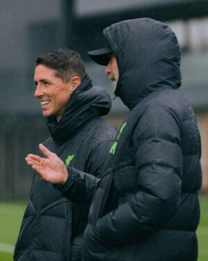 Fernando Torres Instagram - Special visitor 🙌 El Niño spends the day with the team ♥️
