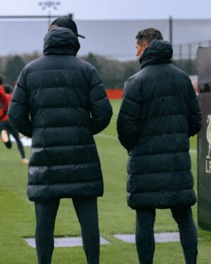 Fernando Torres Instagram - Special visitor 🙌 El Niño spends the day with the team ♥️